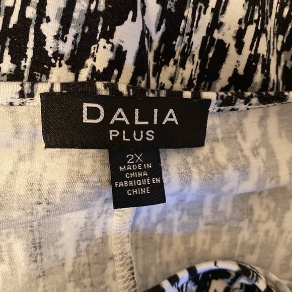 Black & white top with long sides - Picture 3 of 4